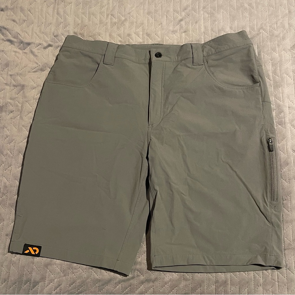 First Lite Corrugate shorts mens XL pre-owned condition gray